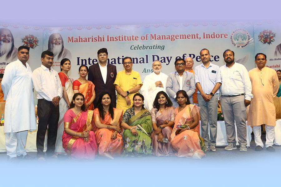 International Day of Peace and the commencement of the academic session of Maharishi Institute of Management, Indore. Padmashree Dr. Janak Palta Magligan was the chief guest of the programme and international poet Professor Rajeev Sharma and Dr. Rajeev Dixit DCDC, Devi Ahilya University were the special guests. 